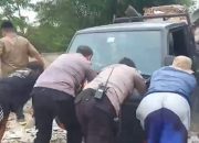 Aksi Terpuji Kapolsek Cikarang Timur Tak Segan Bantu Dorong Mobil Warga Mogok Tuai Apresiasi.