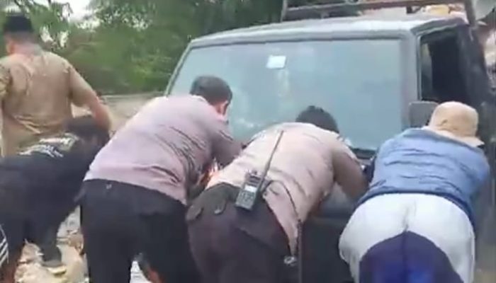 Aksi Terpuji Kapolsek Cikarang Timur Tak Segan Bantu Dorong Mobil Warga Mogok Tuai Apresiasi.