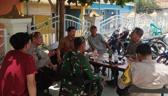 Polsek Cikarang Timur Sambang Desa Tanjungbaru Jalin Kedekatan Dan Berikan Himbauan Kamtibmas.