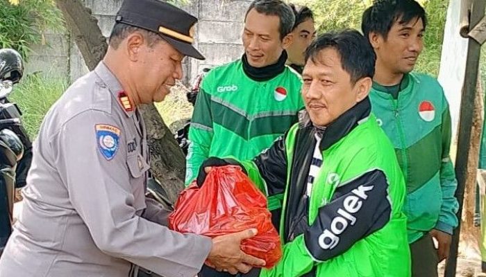 Jumat Berkah Polsek Cikarang Timur Bagikan Paket Sembako Kepada Para Pengemudi Ojol Di Jalan Raya Citarik