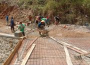 Pengecoran Beton Jembatan, Satgas TMMD 126 Kodim Pacitan Kompak Gotong Royong Dengan Warga