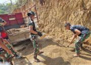 Satgas TMMD 126 Kodim Pacitan Bersama Warga Berjibaku Turunkan Material Pasir