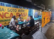Bukan Main! Ini Dia “Hidden Gem” Soto Ayam Pak Die di Jagalan: Legenda Sejak 1988 dengan Vibes Asyik Pinggir Jalan.