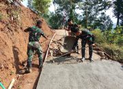 Terik Matahari Tak Mengurangi Semangat Para Satgas TMMD 126 Kodim Pacitan Dalam Pengerjaan Rabat Jalan
