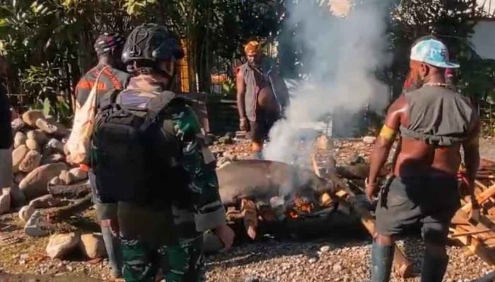 Satgas TNI Gelar Acara Adat Bakar Batu Bersama Masyarakat Kampung Banti