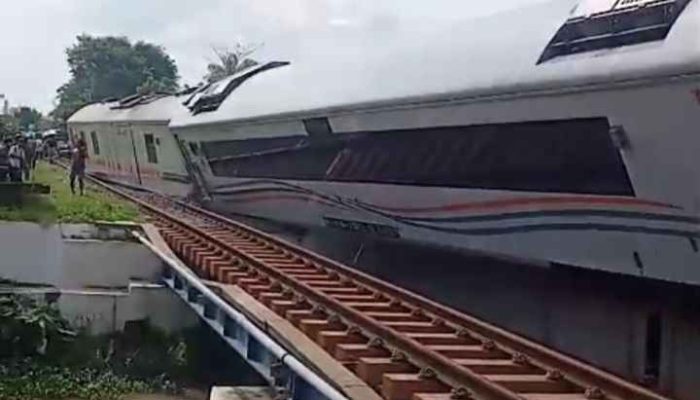 Horor Siang Bolong: KA Purwojaya Anjlok di Bekasi, Ratusan Penumpang Dievakuasi Darurat