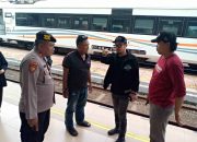 Kereta Purwojaya Anjlok di Bekasi: Polsek Kedungwaringin Gerak Cepat Evakuasi 220 Penumpang