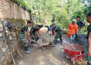 Pengecoran Rabat Jalan Terus Di Kebut Oleh Personel Satgas TMMD 126 Desa Petungsinarang