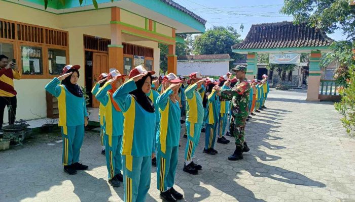 Tanamkan Disiplin Sejak Dini, Babinsa Koramil Bringin Latih PBB Siswa Sekolah Dasar
