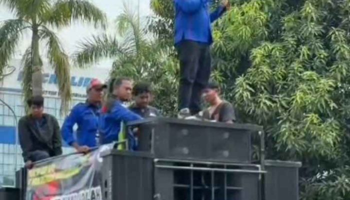 Demo Ratusan Buruh Pabrik Ban Michelin Bekasi Tolak PHK Massal 370 Karyawan