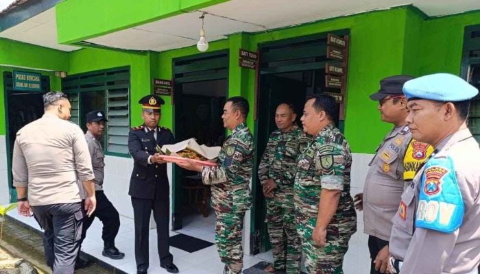 Kapolsek dan Camat Sudimoro Beri Kejutan HUT TNI ke 80 di Koramil 0801/09 Sudimoro, Sinergi TNI Polri dan Pemerintah Daerah