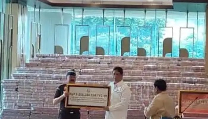 Kejaksaan Agung Pamerkan Gunungan Uang Sitaan Korupsi Pemberian Fasilitas Ekspor CPO