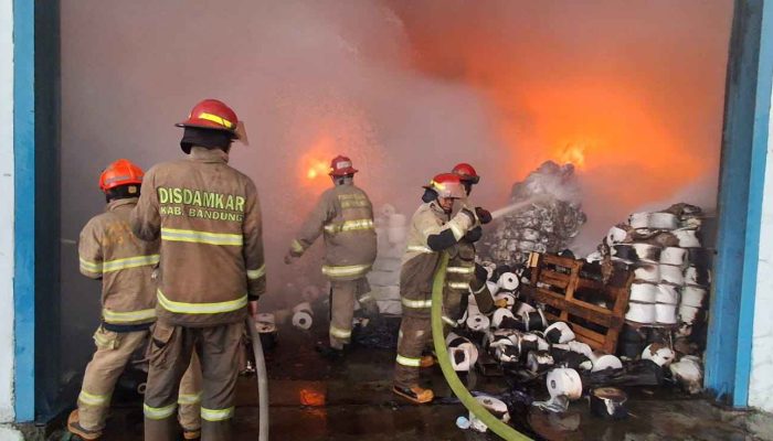 Ledakan Asap di Langit Cikancung! Pabrik Kapas Ludes Terbakar