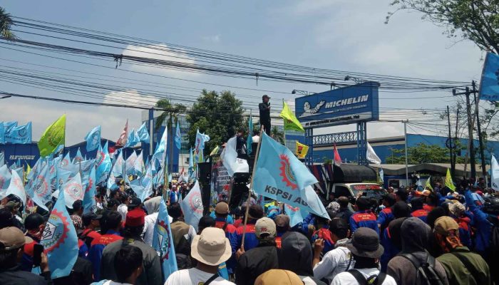 Bentrok PHK Massal: Ribuan Buruh Bekasi Geruduk Pabrik Ban Michelin, Tuntut Keadilan