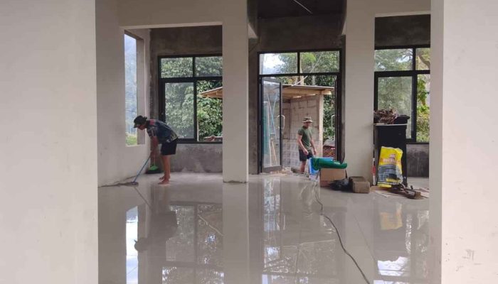 Satgas TMMD 126 Desa Petungsinarang Tuntas Pemasangan Keramik Mushola Nurul Huda