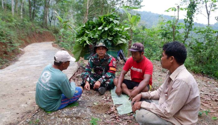 Dansatgas TMMD 126 Kodim Pacitan Bercengkrama Dengan Warga Desa Petungsinarang