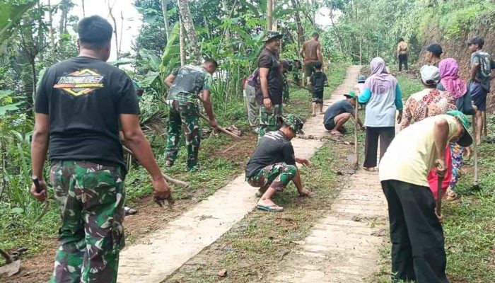 Simbol Kebersamaan: Satgas TMMD Kodim Pacitan dan Warga Membersihkan Lingkungan
