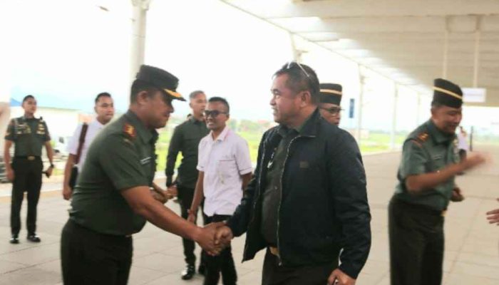 Kasad Jenderal TNI Maruli Simanjuntak Disambut Hangat Dandim dan Pangdam III/Siliwangi di Stasiun KCIC Tegalluar