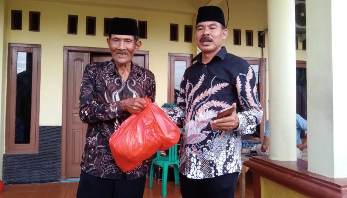 Kepala Desa Jatibaru Sadar Darmadi Salurkan Bantuan Perusahaan Jababeka Untuk Warga Terdampak Puting Beliung