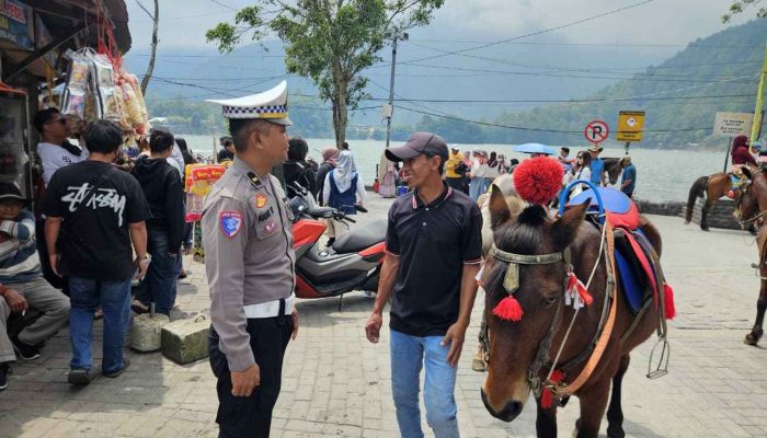 Ops Zebra Semeru 2025: Polisi Hadir di Telaga Sarangan Ajak Wisatawan Tertib Berlalu Lintas