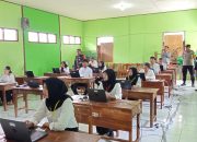 Pastikan proses Berjalan Tertib dan Aman, Babinsa Kwadungan Kawal Seleksi Perangkat Desa Sumengko