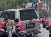 Jalur Wisata Sarangan Padat Saat Nataru, Tim Drogba Polres Magetan Siap Dorong dan Ganjal Kendaraan