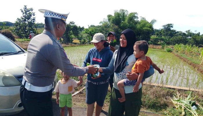Jumat Berkah Satlantas Magetan: Patroli Sambil Berbagi Nasi Bungkus, Hadirkan Senyum untuk Warga