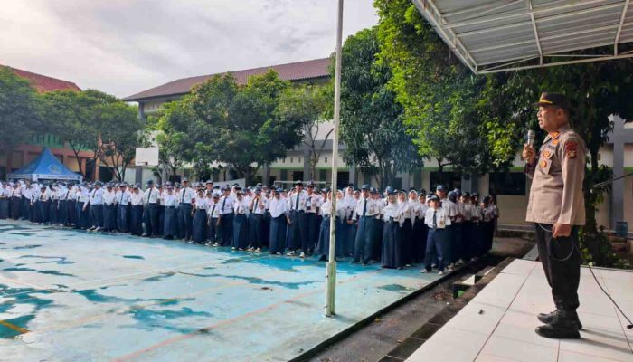 Polsek Cikarang Timur Menggelar Serentak Kegiatan “Police Goes To School” Di Tiga Sekolah Menengah Pertama Di Wilayahnya Tanamkan Kesadaran Hukum Dan Bentuk Karakter Pelajar.