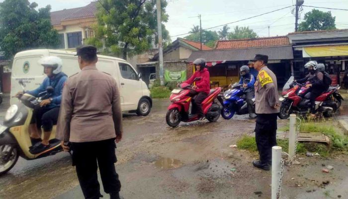 Pastikan Kelancaran Arus Lalu Lintas, Kapolsek Cikarang Timur Terjun Langsung Pimpin Yanmas Pagi.