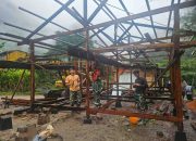 Satgas Pamobvitnas PTFI Yonif 301/PKS Renovasi Rumah Tokoh Adat Kampung Kimbeli