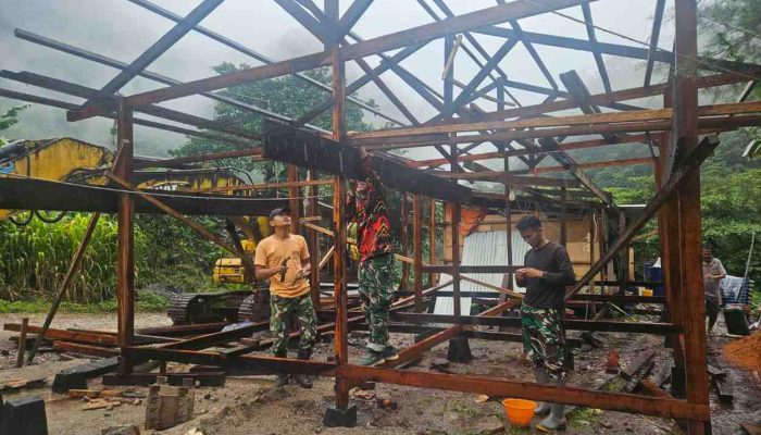 Satgas Pamobvitnas PTFI Yonif 301/PKS Renovasi Rumah Tokoh Adat Kampung Kimbeli