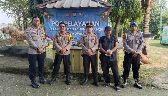 Pastikan Kenyamanan Pengunjung Kapolsek Cikarang Timur Kunjungi Pos Pelayanan Operasi Lilin 2025 di Kawasan Wisata Dewi Sari.
