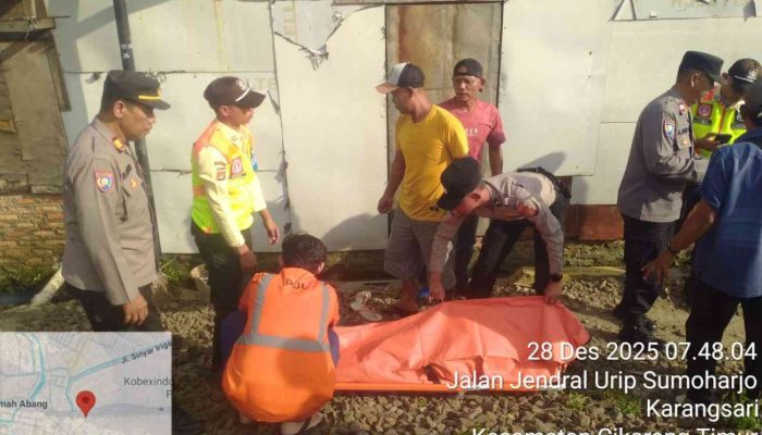 Aksi Cepat Polsek Cikarang Timur Evakuasi Seorang Warga Yang Mengalami Kecelakaan Sadis Tertabrak Kereta Api