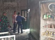 Kapolsek Cikarang Timur Pimpin Langsung Pengecekan TKP Kebakaran Toko Kelontong Yang Mengakibatkan Satu Orang Meninggal Dunia Di Kampung Citarik
