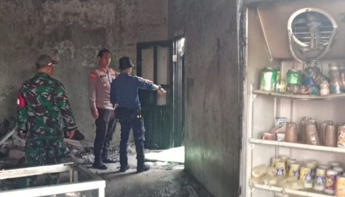 Kapolsek Cikarang Timur Pimpin Langsung Pengecekan TKP Kebakaran Toko Kelontong Yang Mengakibatkan Satu Orang Meninggal Dunia Di Kampung Citarik