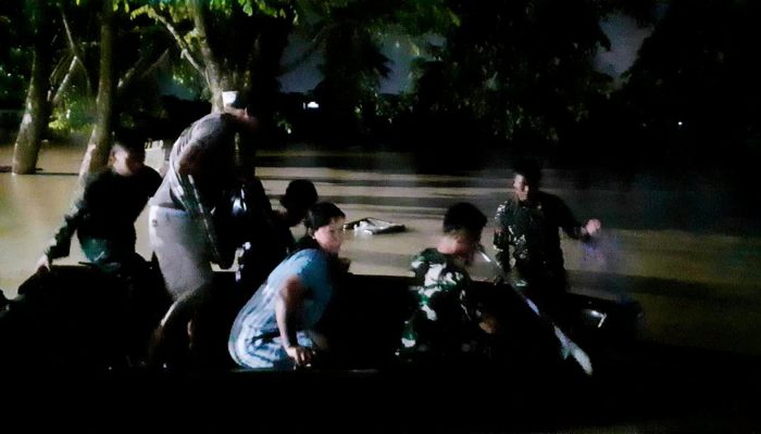 Tak Kenal Lelah Prajurit TNI Dari Yonif TP.843 /Patriot Yudha Vikasa (PYV ) Bergerak Sisir Warga Yang Terjebak Banjir.