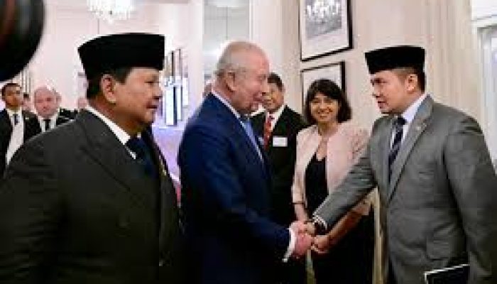BENNY WENDA PEMIMPIN GERAKAN KEMERDEKAAN PAPUA BARAT MEMPROTES KUNJUNGAN PRABOWO KE INGGRIS
