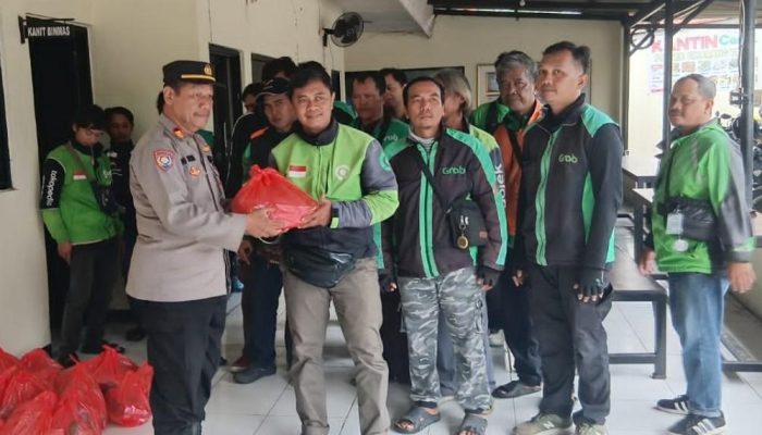 Polsek Cikarang Timur Bagikan Sembako kepada Pengemudi Ojol: Jumat Berkah yang Menghangatkan Hati
