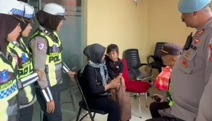 Sigap dan Humanis, Polisi Satukan Kembali Anak dengan Orang Tuanya di Keramaian Telaga Sarangan