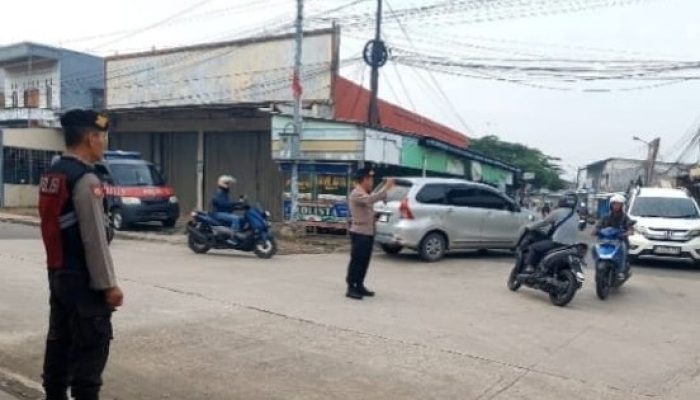 Pastikan Kelancaran Lalu Lintas dan Keselamatan Pengendara di Jalan, Personel Polsek Cikarang Timur Gelar Yanmas Pagi