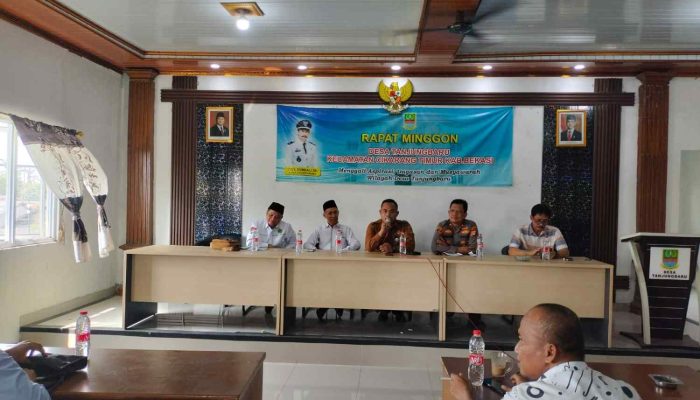 Hadiri Rapat Minggon Di Desa Tanjung Baru, Kapolsek Cikarang Timur Tekankan Sinergitas Aparat dan Masyarakat Jaga Kamtibmas