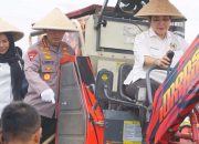 Kapolri Hadiri Kegiatan Panen Raya Jagung Bersama Mentan Dan Ketua komisi IV DPR RI Di Kabupaten Bekasi.