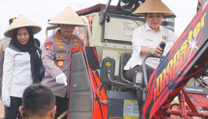 Kapolri Hadiri Kegiatan Panen Raya Jagung Bersama Mentan Dan Ketua komisi IV DPR RI Di Kabupaten Bekasi.