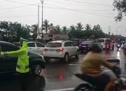 Polsek Cikarang Timur Siaga di Hari Pertama Sekolah, Hujan Tak Menghentikan Pelayanan Prima