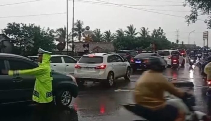 Polsek Cikarang Timur Siaga di Hari Pertama Sekolah, Hujan Tak Menghentikan Pelayanan Prima