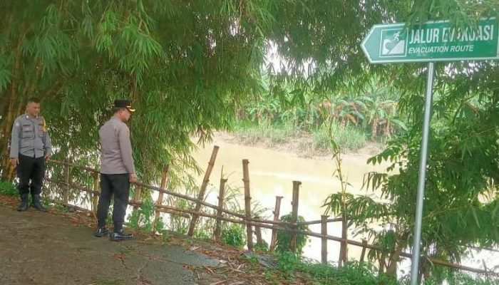 Kapolsek Cikarang Timur Checking Ketinggian Debit Air Sungai Cibeet Dan Sungai Citarum Di Tengah Intesitas Tingginya Curah Hujan.