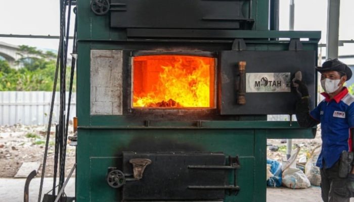 Api di Kota Kembang, Teguran Sang Menteri Hanif