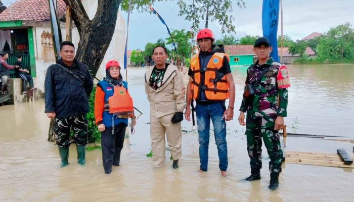Danramil Lemah Abang Turun Langsung Evakuasi Warga Banjir di Labansari