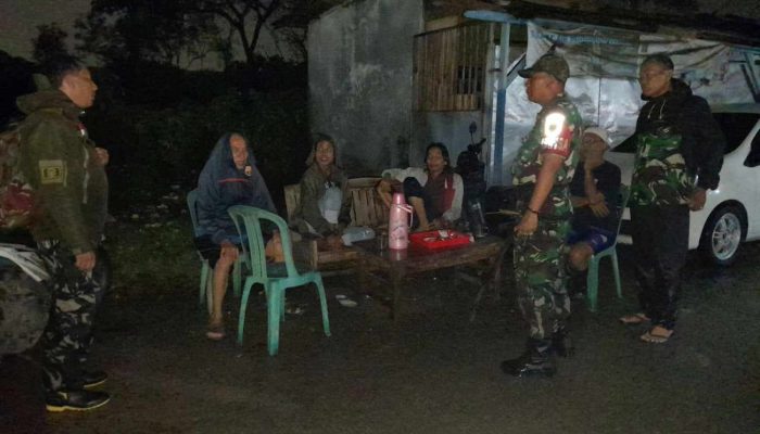 Demi Warga, Danramil Bekasi Bergerak Dini Tinjau Lokasi Banjir di Tengah Guyuran Hujan
