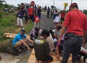 Hujan Deras Putus Jembatan Antar Desa, Kades Tanjungbaru Pimpin Evakuasi dan Bangun Akses Darurat